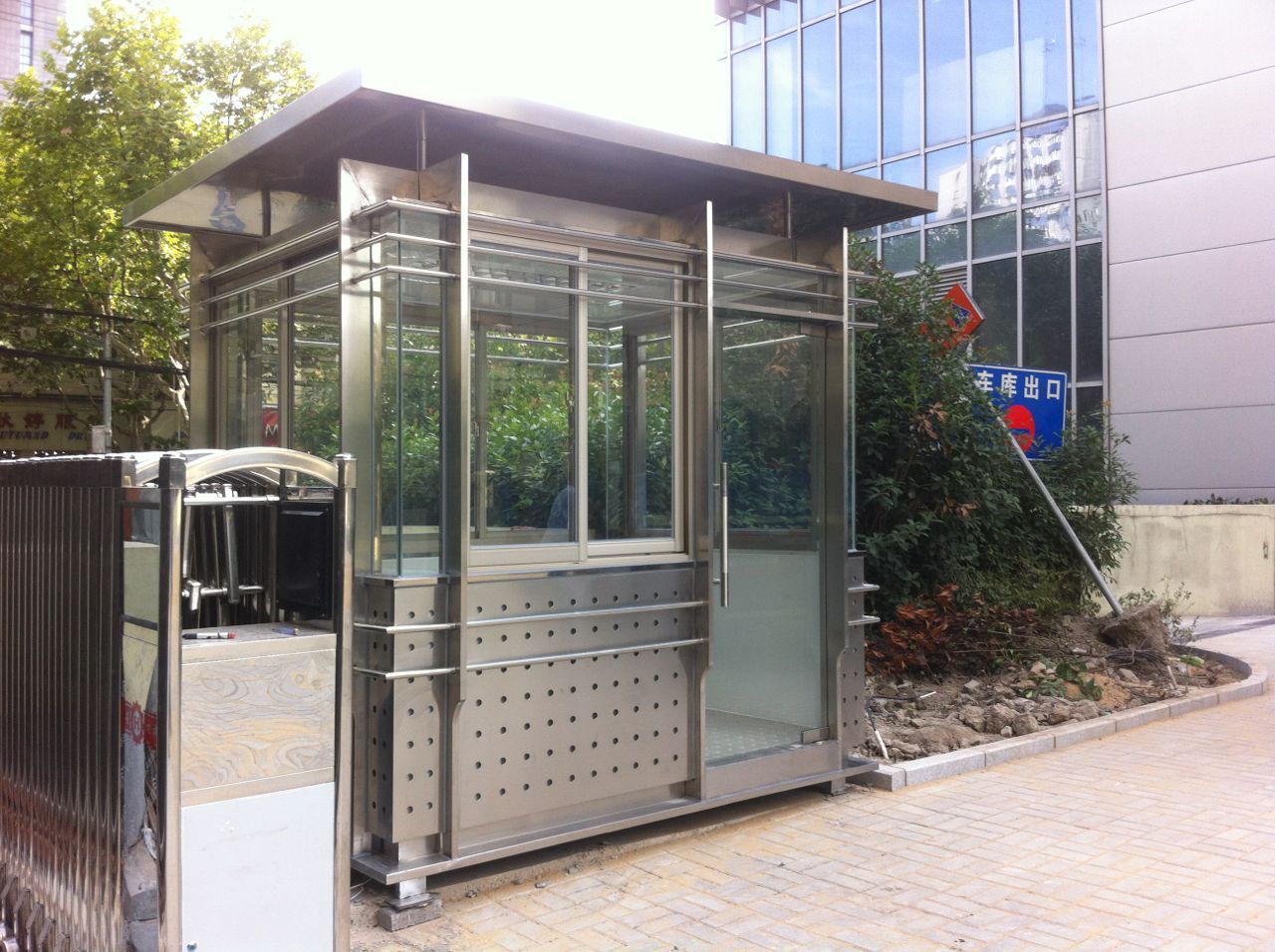 齊齊哈爾路526號多媒體不銹鋼保安崗亭 齊齊哈爾路526號多媒體不銹鋼保安崗亭