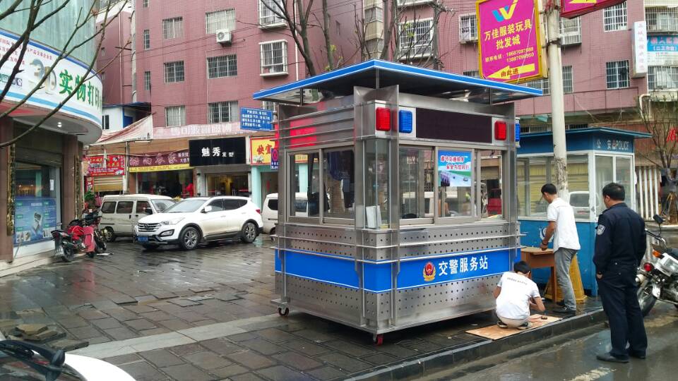 交警崗?fù)? alt=