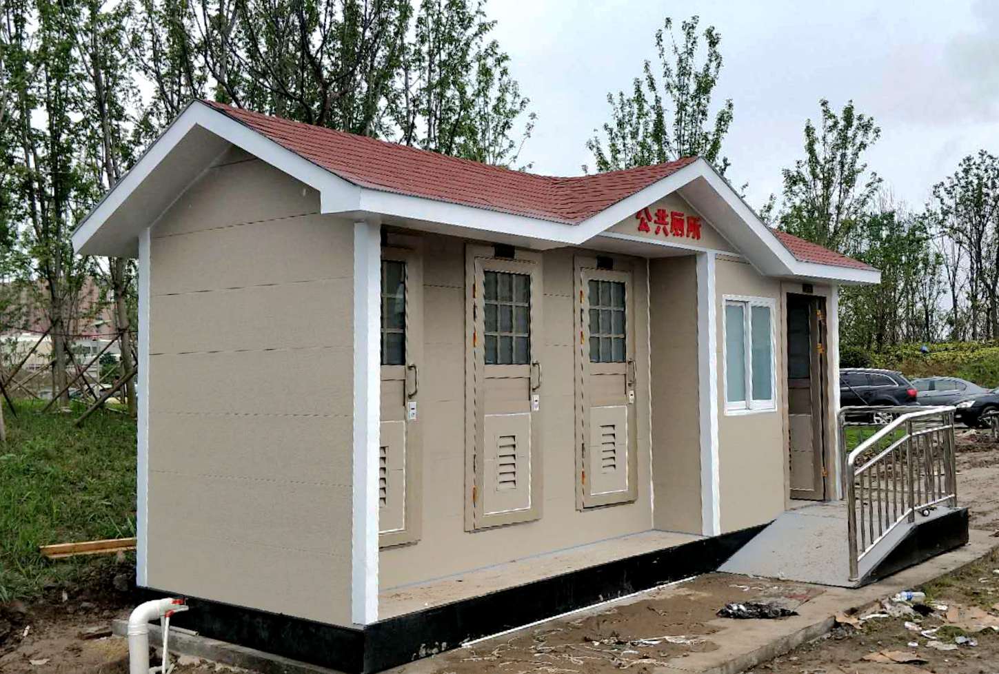 金屬雕花板環(huán)保移動(dòng)廁所